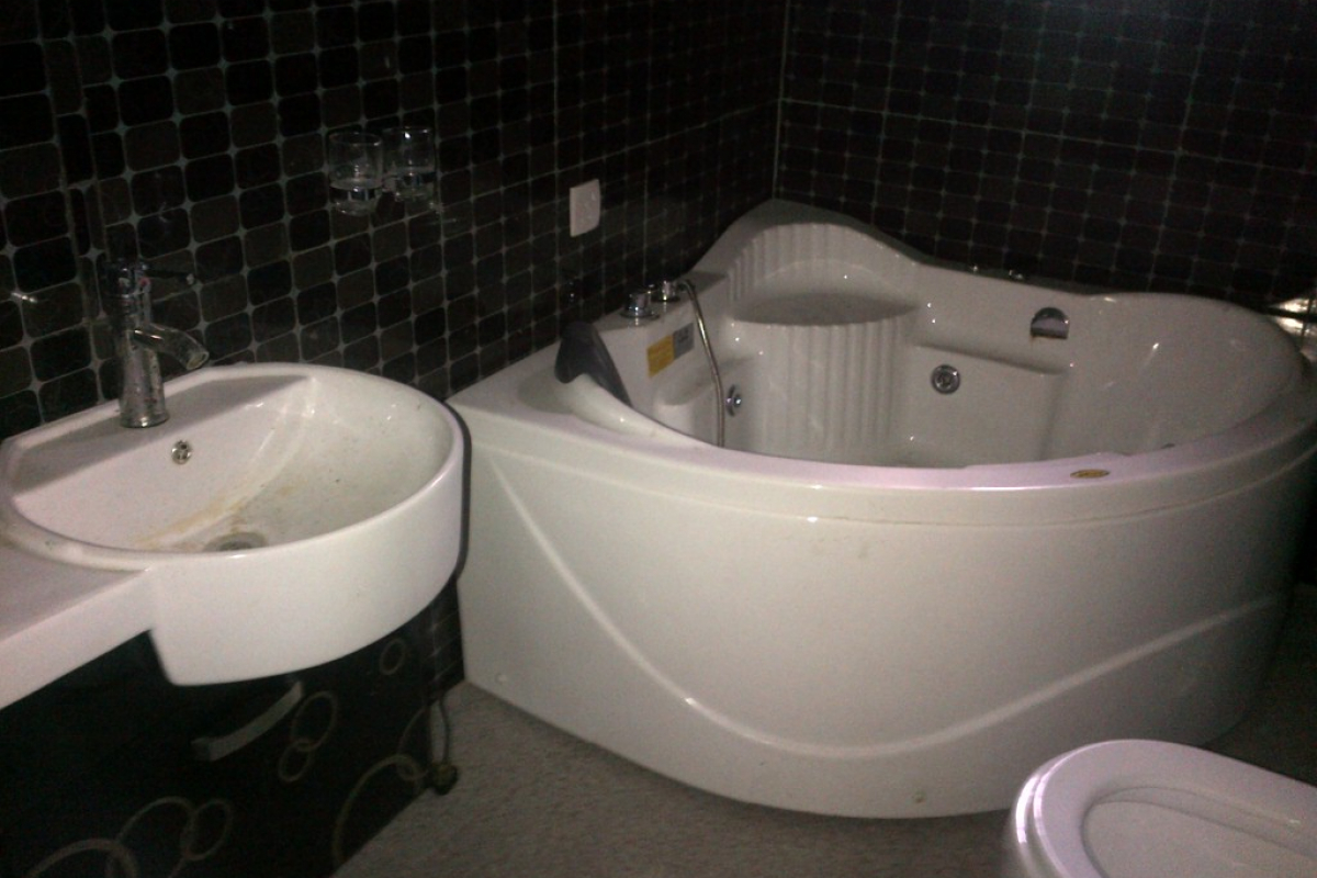 10. jacuzzi and toilet