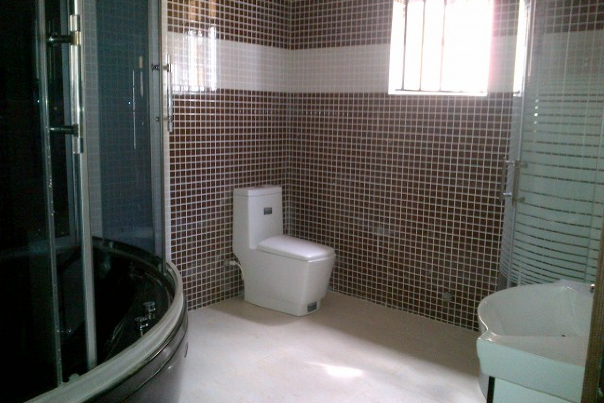11. master toilet and jacuzzi