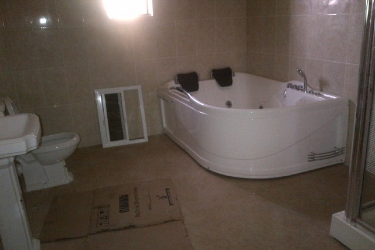 8. jacuzzi and shower