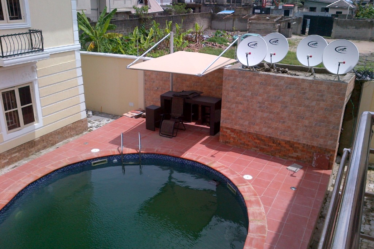 11. swimming pool with dstv