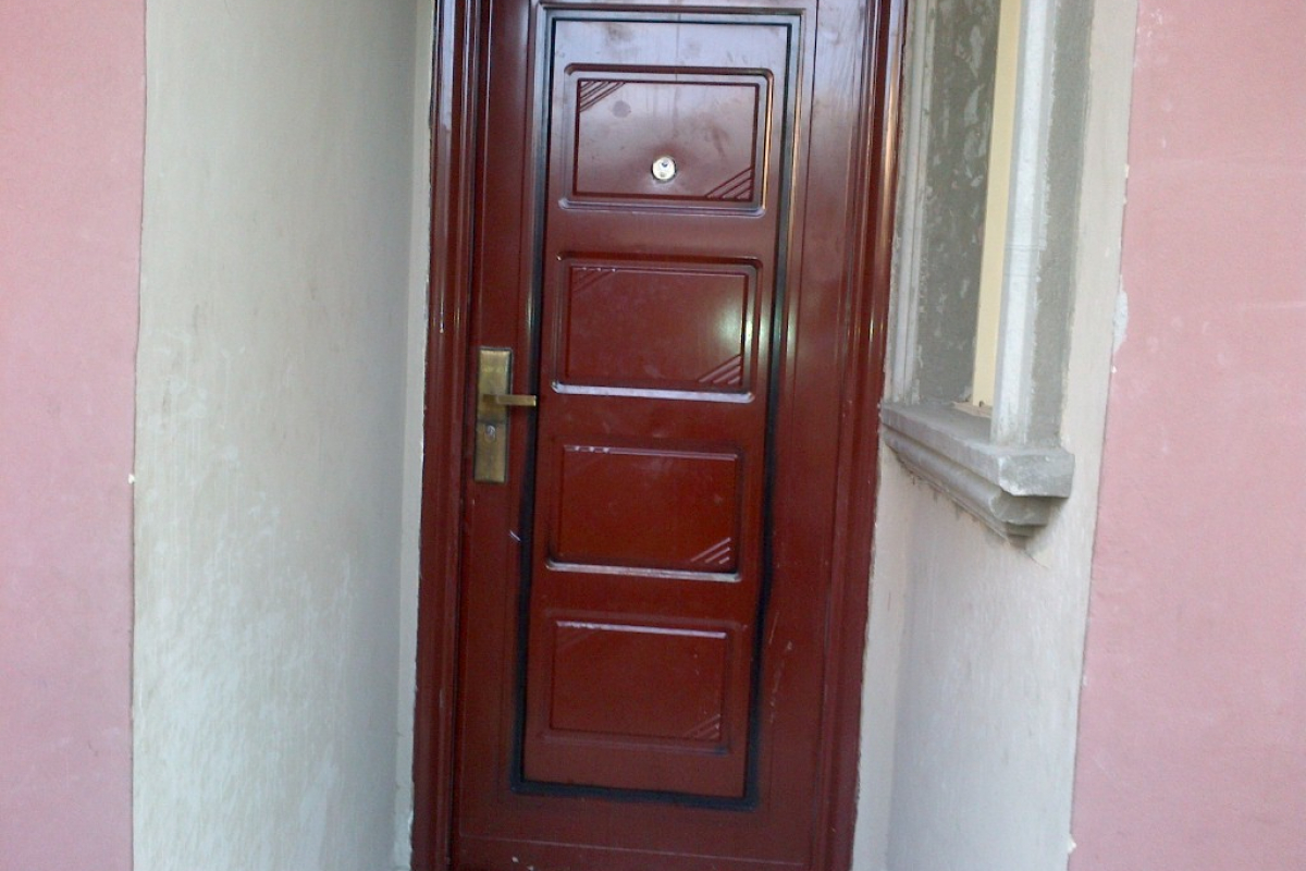 2. entrance door