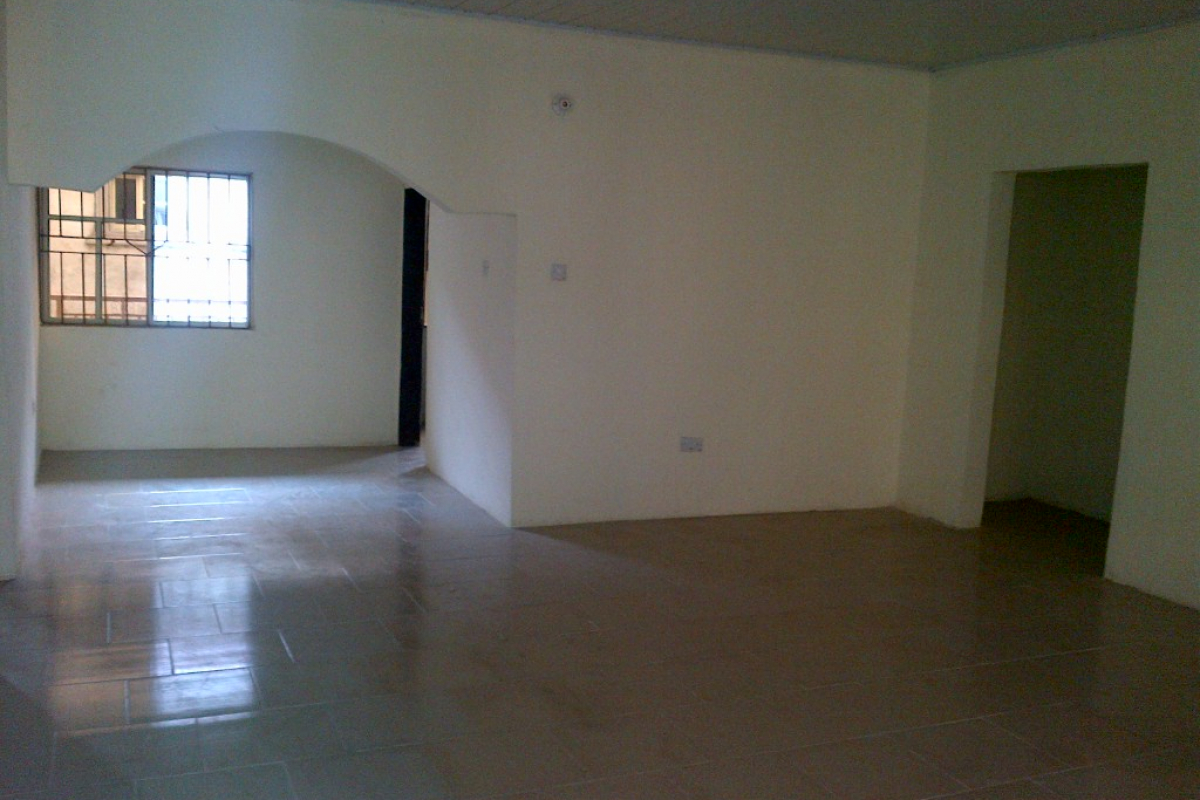 3. sitting room with dining area
