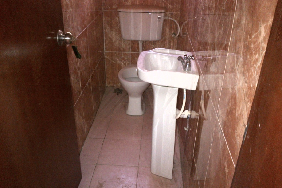 10. guest toilet 1