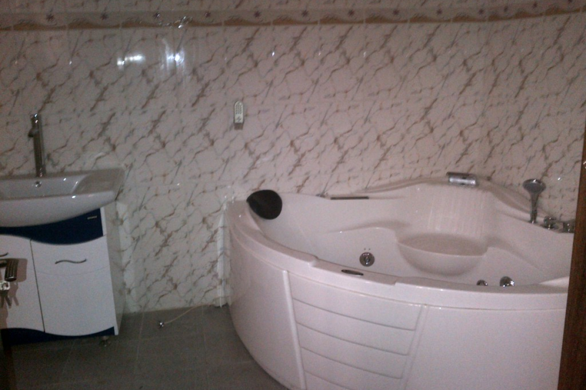 8. jacuzzi at master br
