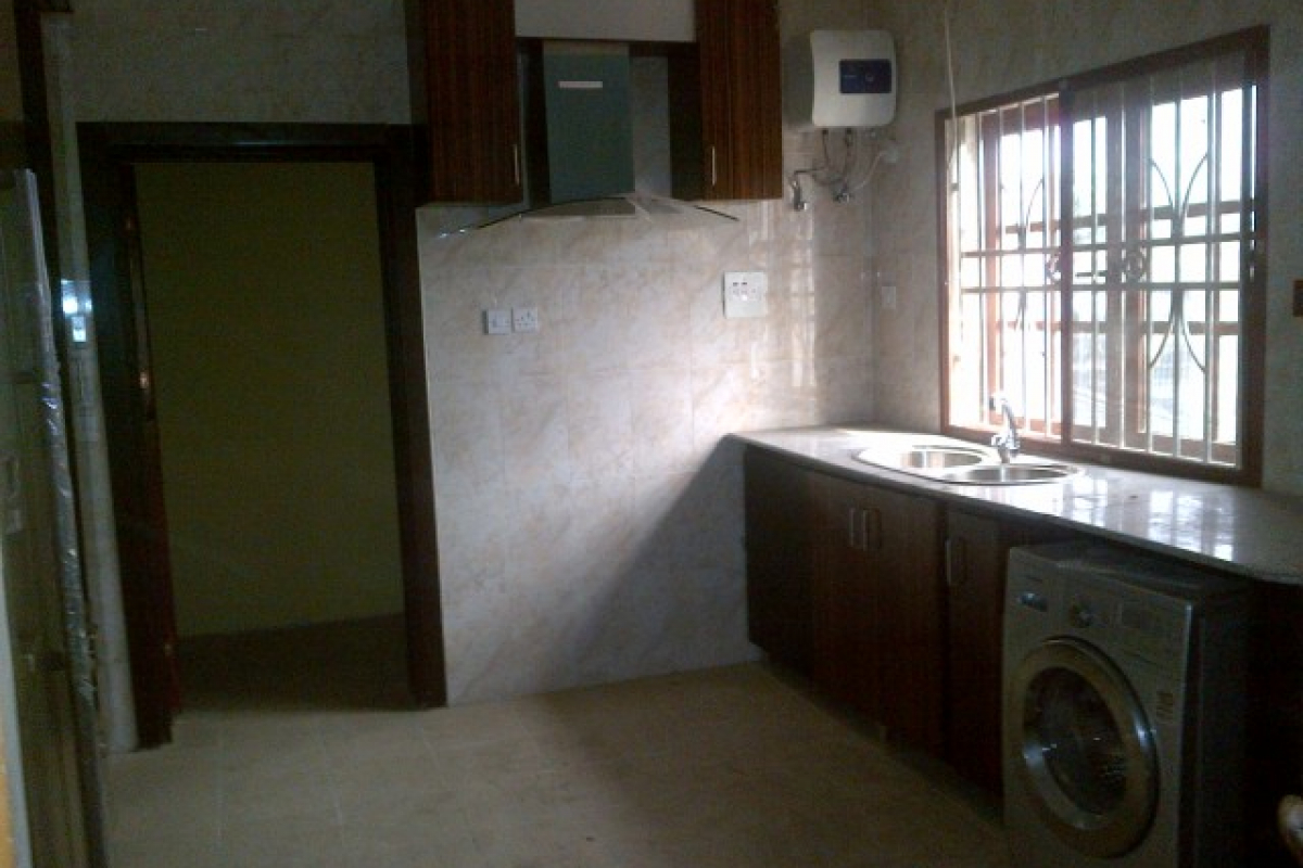 11. fitted kitchen side 1