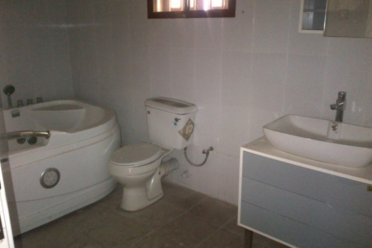 15.toilet and bath 1