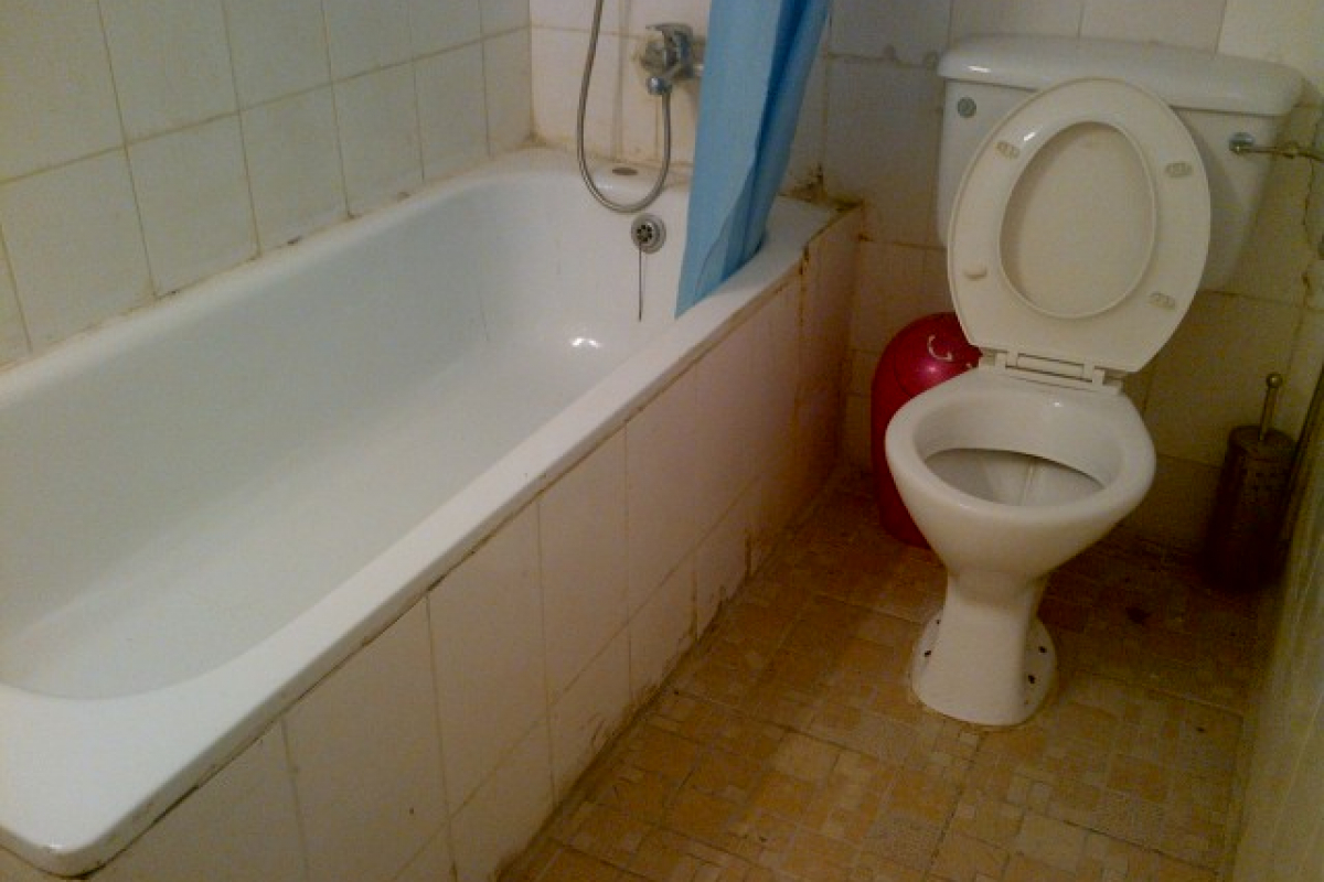 10. another toilet and bath