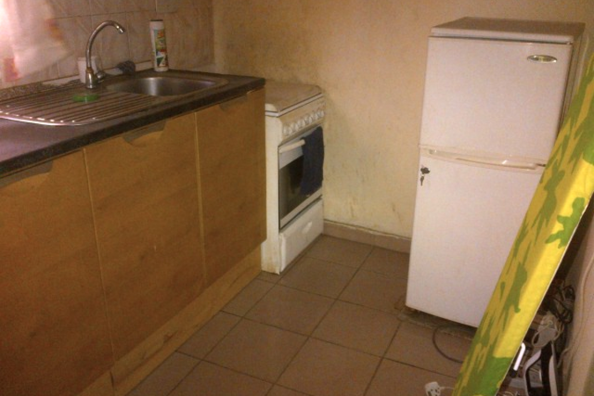 5. fitted kitchen side 1