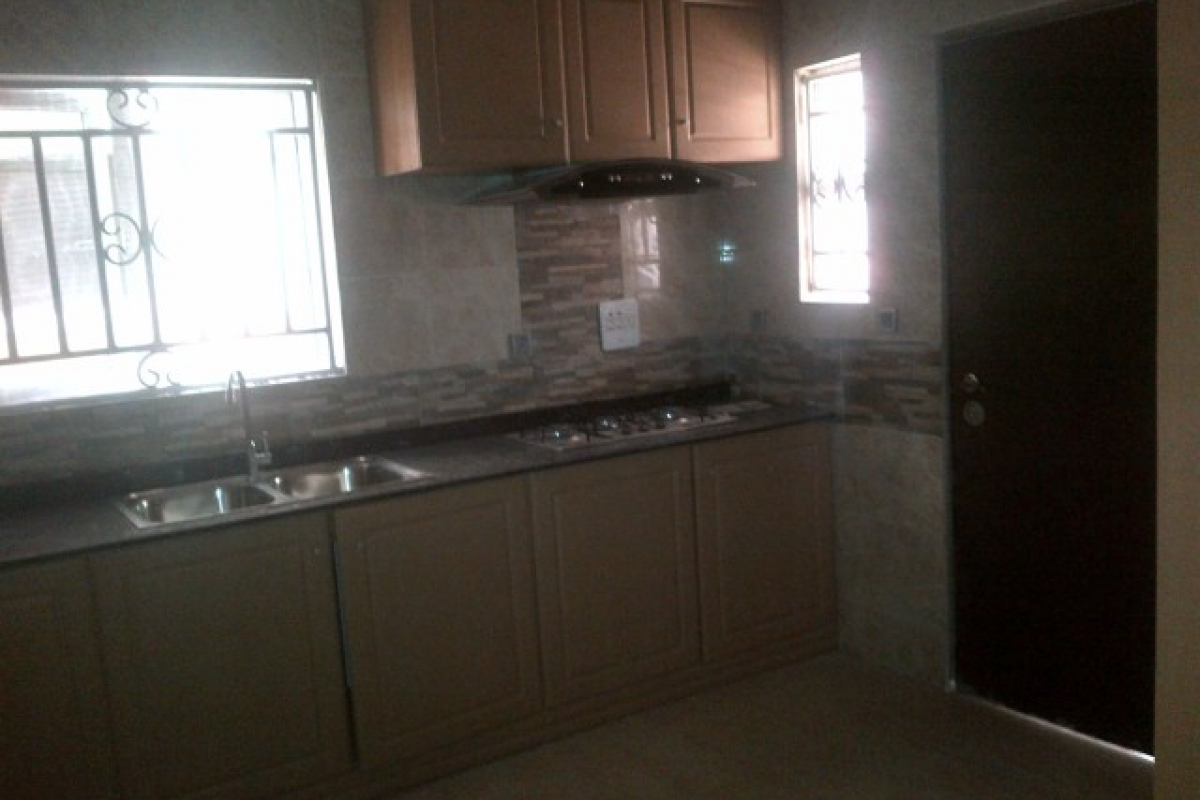 9. fitted kitchen side 2