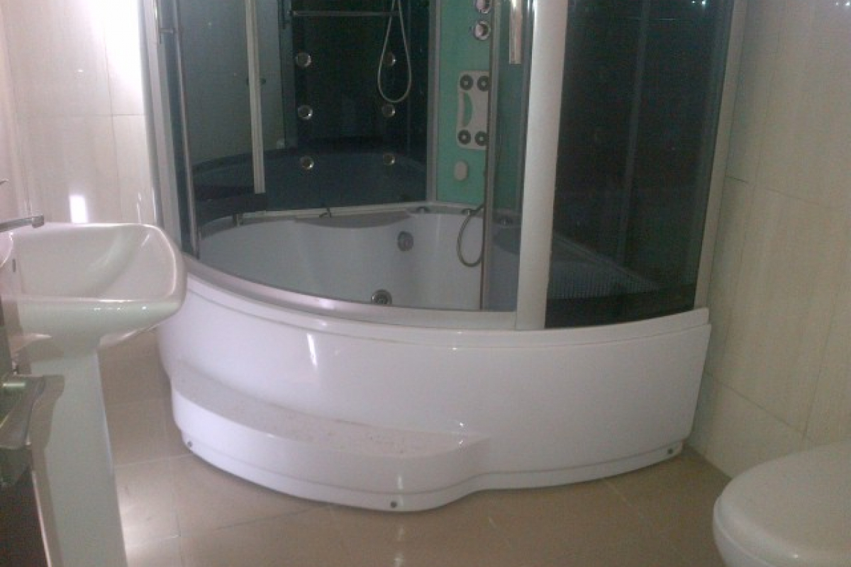 15. master jacuzzi and water closet