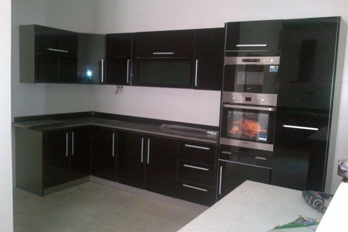 6. fitted kitchen side 1 1
