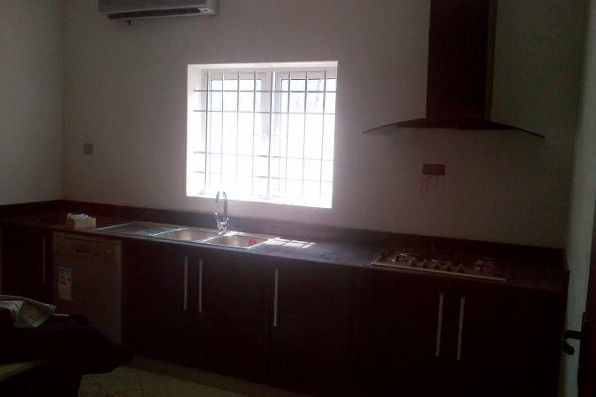 7. fitted kitchen side 2 1