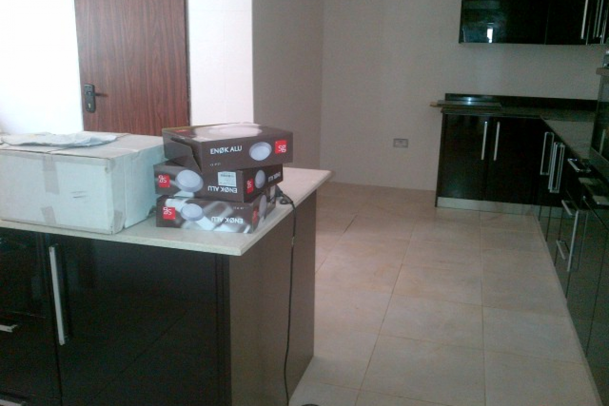 8. fitted kitchen side 3