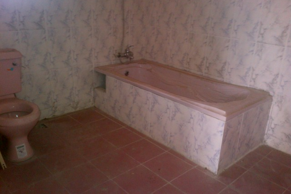 17. chidren toilet and bath 1